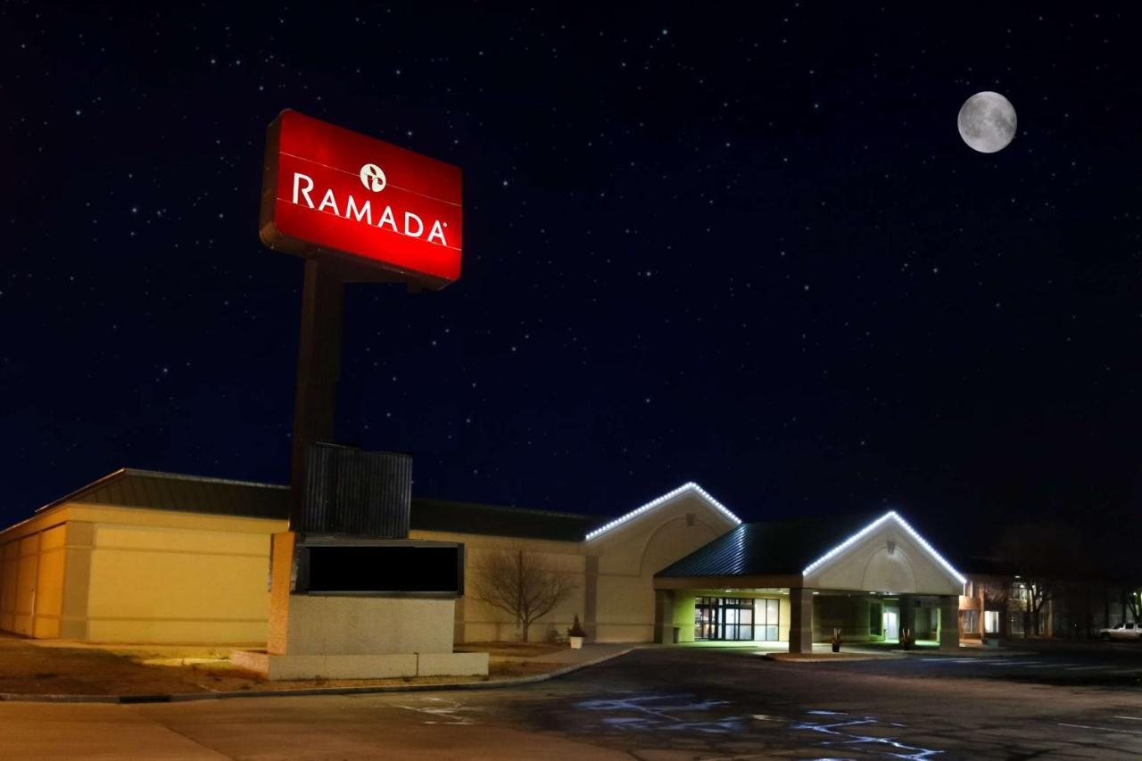 Ramada By Wyndham Mitchell Hotel & Conference Center Экстерьер фото